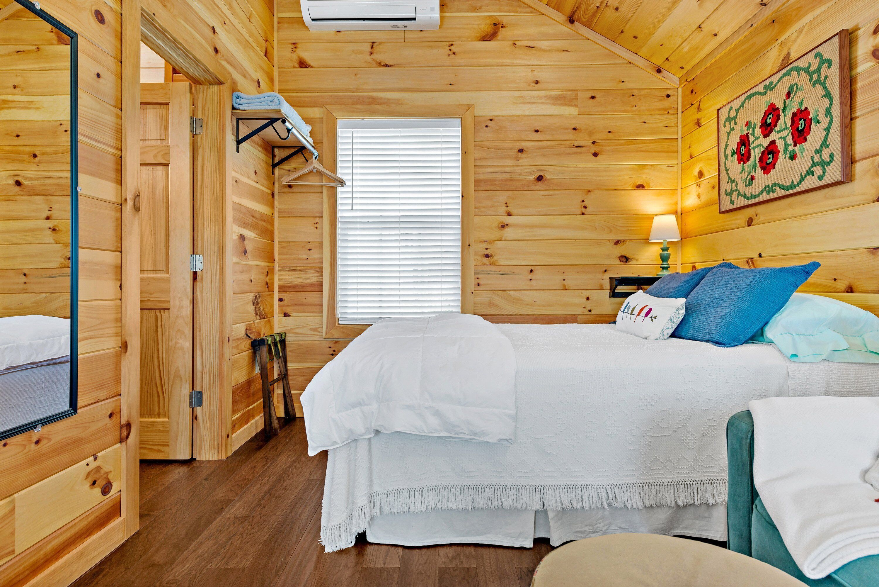 1 chambre, fer et planche à repasser, lit de bébé portatif