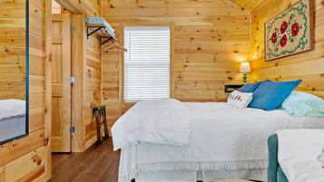 1 chambre, fer et planche à repasser, lit de bébé portatif