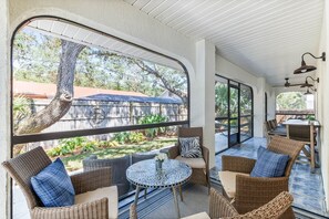 Outdoor dining - The Water's Edge, St. Augustine (Vilano Beach)