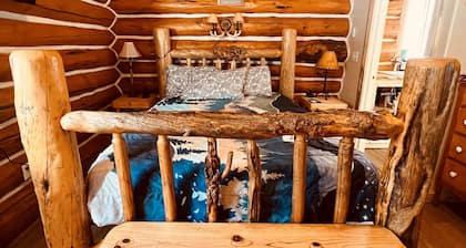 Lewis Cabin, Greyhouse Inn Vacation Rentals