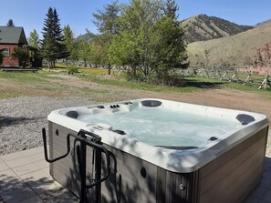 Outdoor spa tub - Lewis Cabin, Greyhouse Inn Vacation Rentals (Salmon)