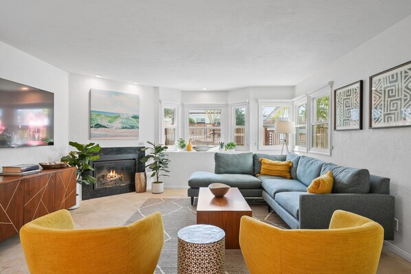 Smart TV, chimenea, libros