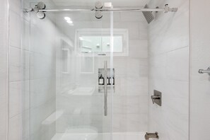 Combined shower/tub, hair dryer, towels