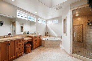 Shower, jetted bath, hair dryer, towels - Single Family Waterfront Home in Mission Beach w/ Hot Tub (San Diego)
