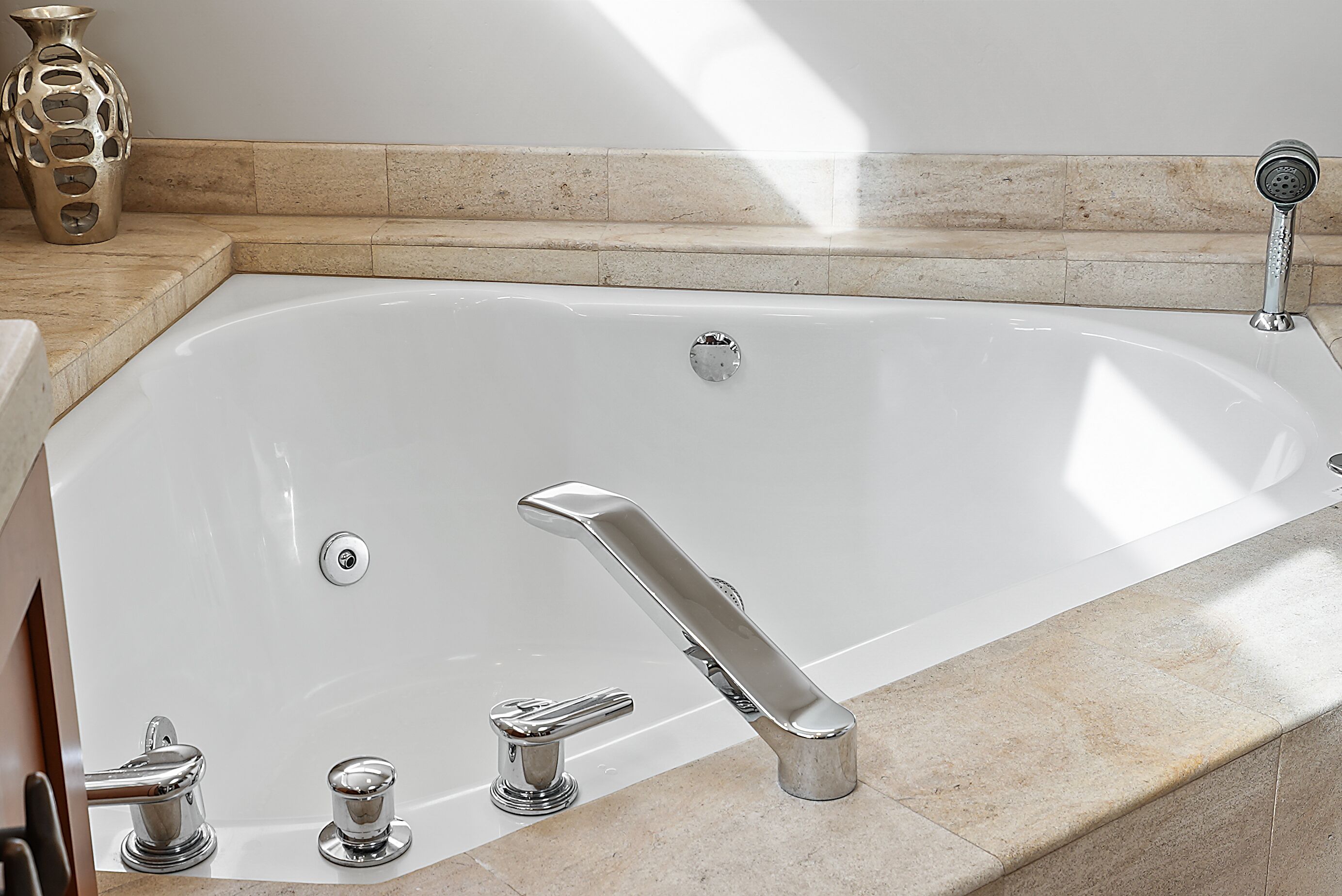 Un baño moderno con una bañera grande, una ducha y un inodoro.