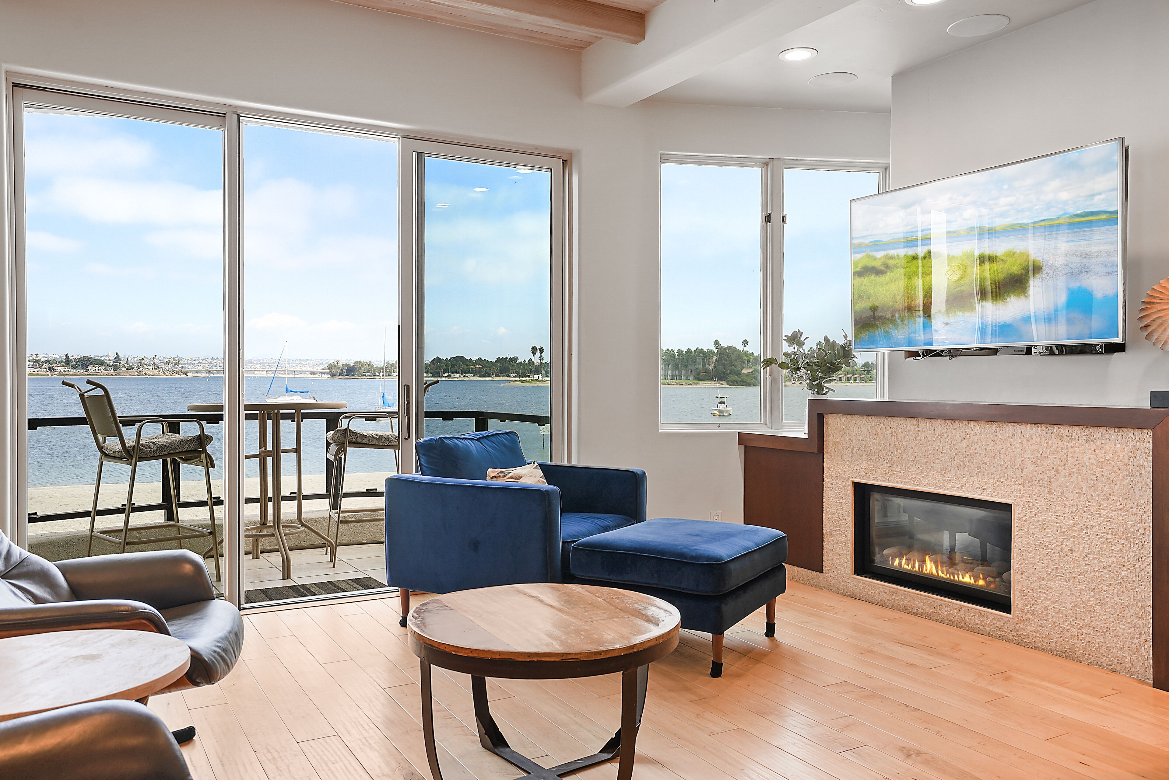 TV connectée, cheminée, baby-foot