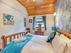 Double bedroom | Viking Cottage - Poachers Hideaway, Belchford - Viking Cottage - UK36662 (Belchford)