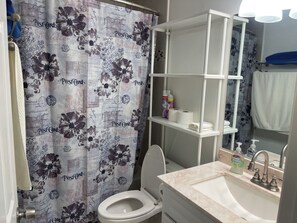 Combined shower/bathtub, towels, soap, shampoo