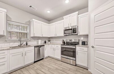 Stunning Fayetteville Home >10 minutes from the University/Downtown Fayetteville