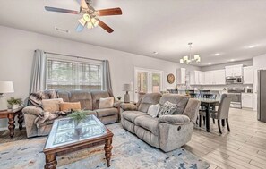 TV - Stunning Fayetteville Home >10 minutes from the University/Downtown Fayetteville (Fayetteville)