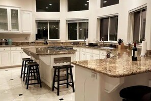 Fridge, microwave, oven, stovetop - Beautiful Villa located in Temecula Wine Country (Temecula)