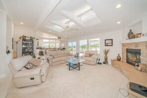 TV connectée, livres, écrans d'ordinateur