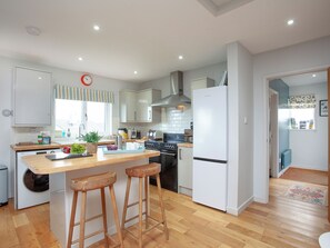 Oppvaskmaskin og høy barnestol