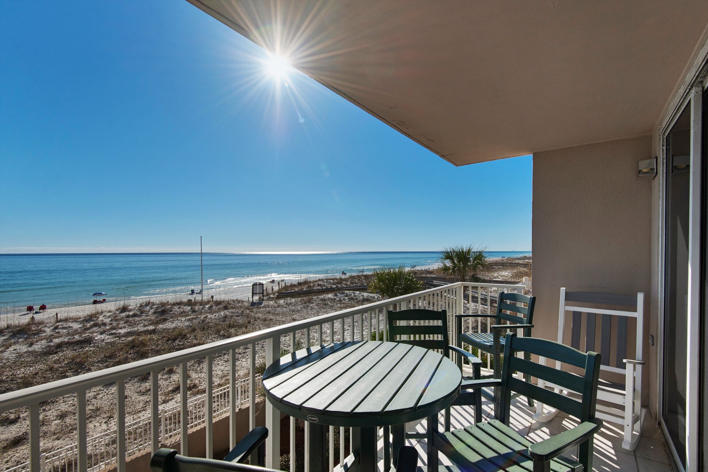Un balcone con vista sulla spiaggia e sull'oceano.