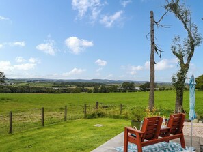 A patio with a view of a green field and distant hills. - 3 bedroom accommodation in Cumnock (Cumnock)