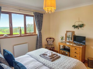 3 bedrooms, free WiFi, bed sheets, wheelchair access