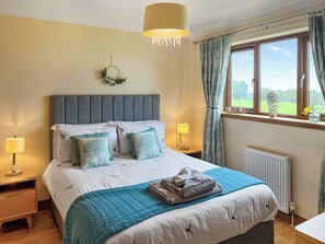3 bedrooms, free WiFi, bed sheets, wheelchair access