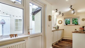 Oppvaskmaskin og høy barnestol