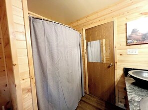 Kombination af bruser/badekar, miljøvenlige toiletartikler, hårtørrer