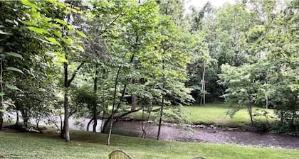 Relaxing Creekside Retreat - Firepit, Outdoor Dining, Creek View, Sleeps 4