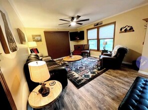 Een smart-tv en boeken