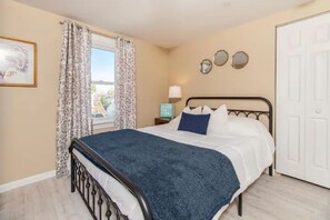 2 bedrooms, desk, iron/ironing board, travel crib - Historic District, Downtown, STE 4 (Rapid City)
