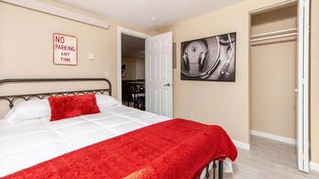 2 chambres, bureau, fer et planche Ă repasser, lit parapluie