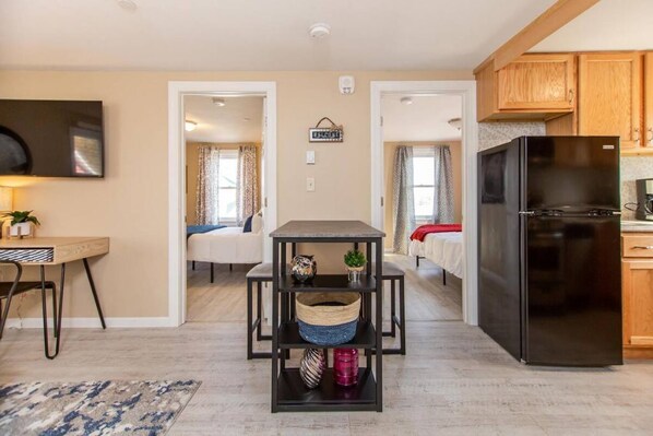 2 Schlafzimmer, Schreibtisch, Bügeleisen/Bügelbrett, Reisekinderbett