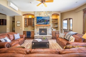 Télévision, cheminée, chaîne hi-fi