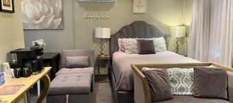 The Palace Cottage w/private Hot tub