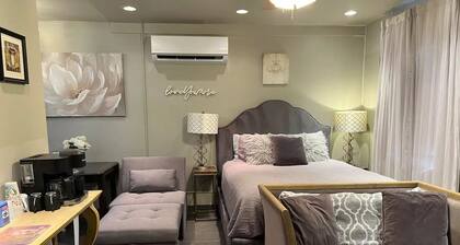 The Palace Cottage w/private Hot tub