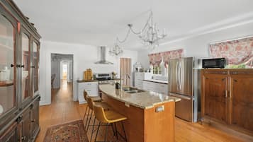 Geladeira, micro-ondas, fogão, cooktop