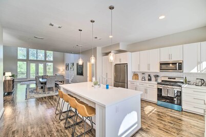 3-Story Houston Townhome: 1 Mi to Minute Maid Park