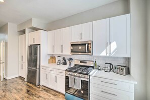 Fridge, microwave, stovetop, dishwasher