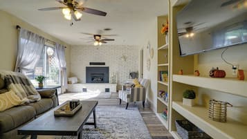 Fernseher, Kamin, Bücher