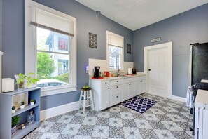 Coffee/tea maker, cookware/dishes/utensils - Charming Jacksonville Home ~ 2 Mi to Downtown! (Jacksonville)