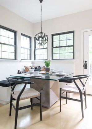Dining - A Hidden Retreat, Entertainer's Dream Downtown! (Austin)