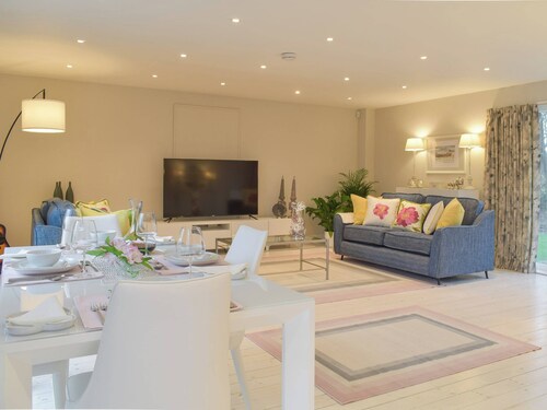 2 bedroom accommodation in Roslin