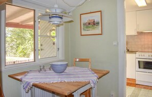 Refrigerador, parrilla de estufa y cafetera y tetera 