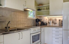 Fridge, stovetop, coffee/tea maker, cookware/dishes/utensils - 1 bedroom cozy home in Ronneby (Ronneby)