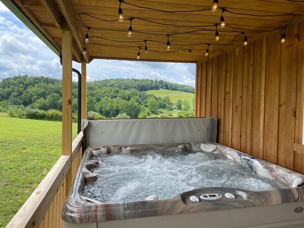 Un jacuzzi con vistas a un paisaje verde.
