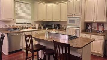 Mikrobølgeovn, ovn, kokeplater og oppvaskmaskin