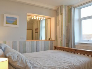 1 bedroom, free WiFi, bed sheets - 1 bedroom accommodation in Westward Ho!, near Bideford (Westward Ho!, near Bideford)