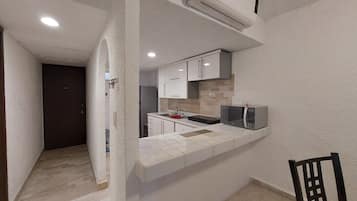 Suite con Balcon 8 | Private kitchen | Full-size fridge, microwave, oven, stovetop