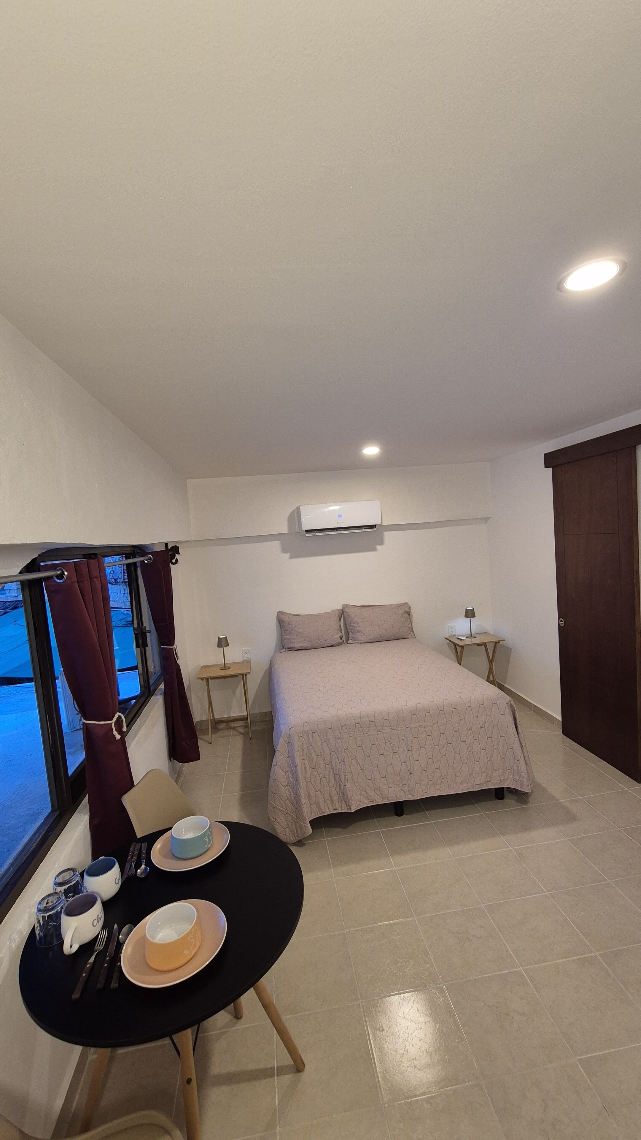 ألحفة محشوة بالريش وخزنة داخل الغرفة ومكتب ومساحة عمل للكمبيوتر المحمول