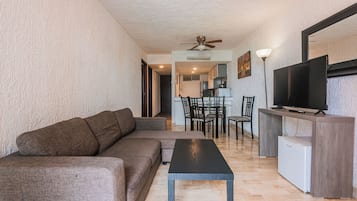 Suite con Balcon 8 | Zona de estar | Una Smart TV