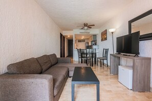 Suite con Balcon 8 | Living area | Smart TV - CANCUN SUITES APARTMENTS - HOTEL ZONE (Cancun)
