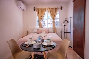 Cubrecamas, caja de seguridad en la habitación y escritorio 