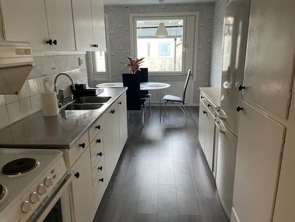 Refrigerador, microondas, horno y cafetera y tetera