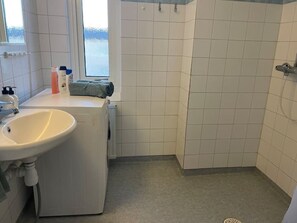 Regadera, toallas, jabón, shampoo 